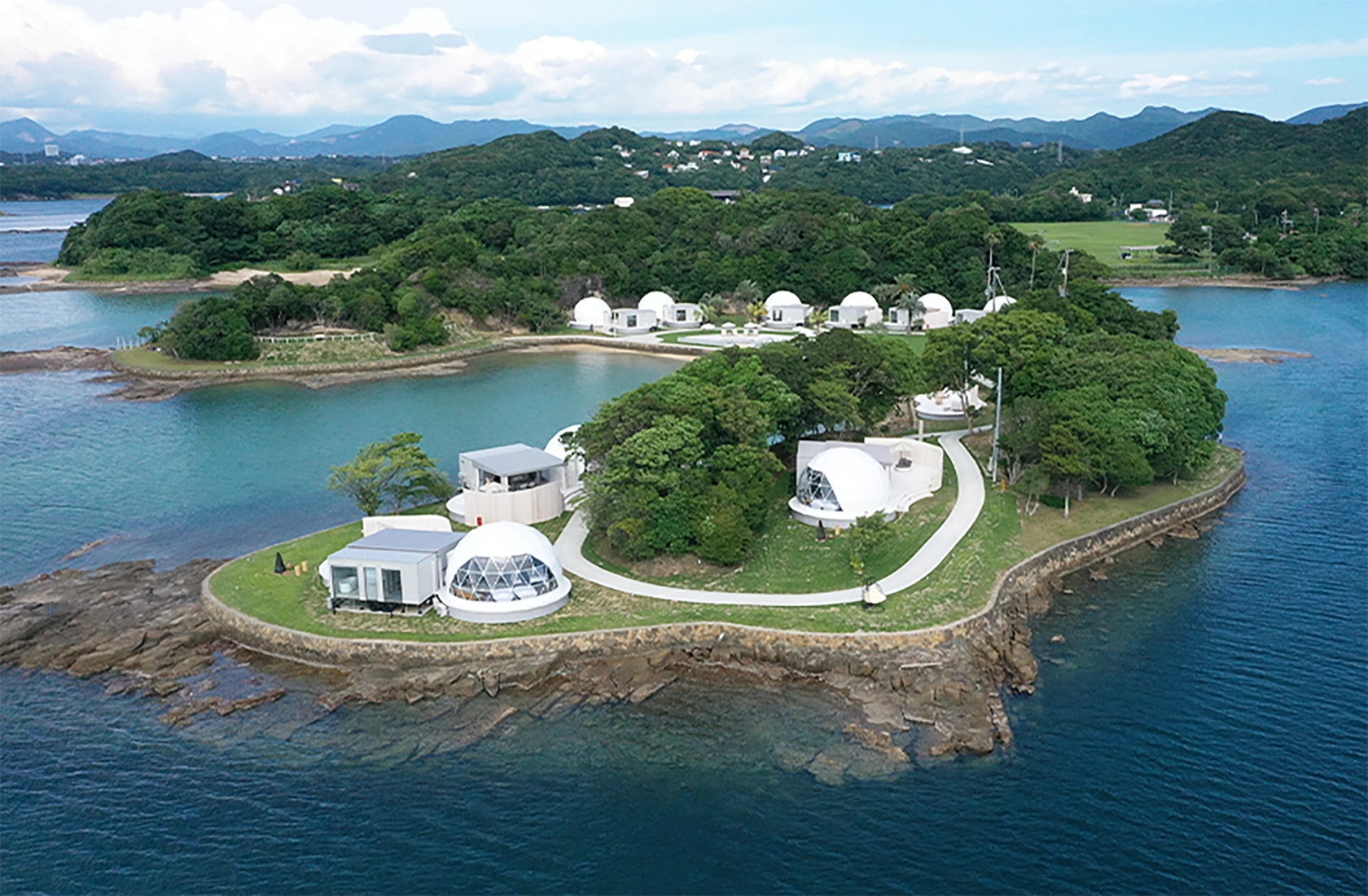 田辺湾に浮かぶ An Eland の島全景